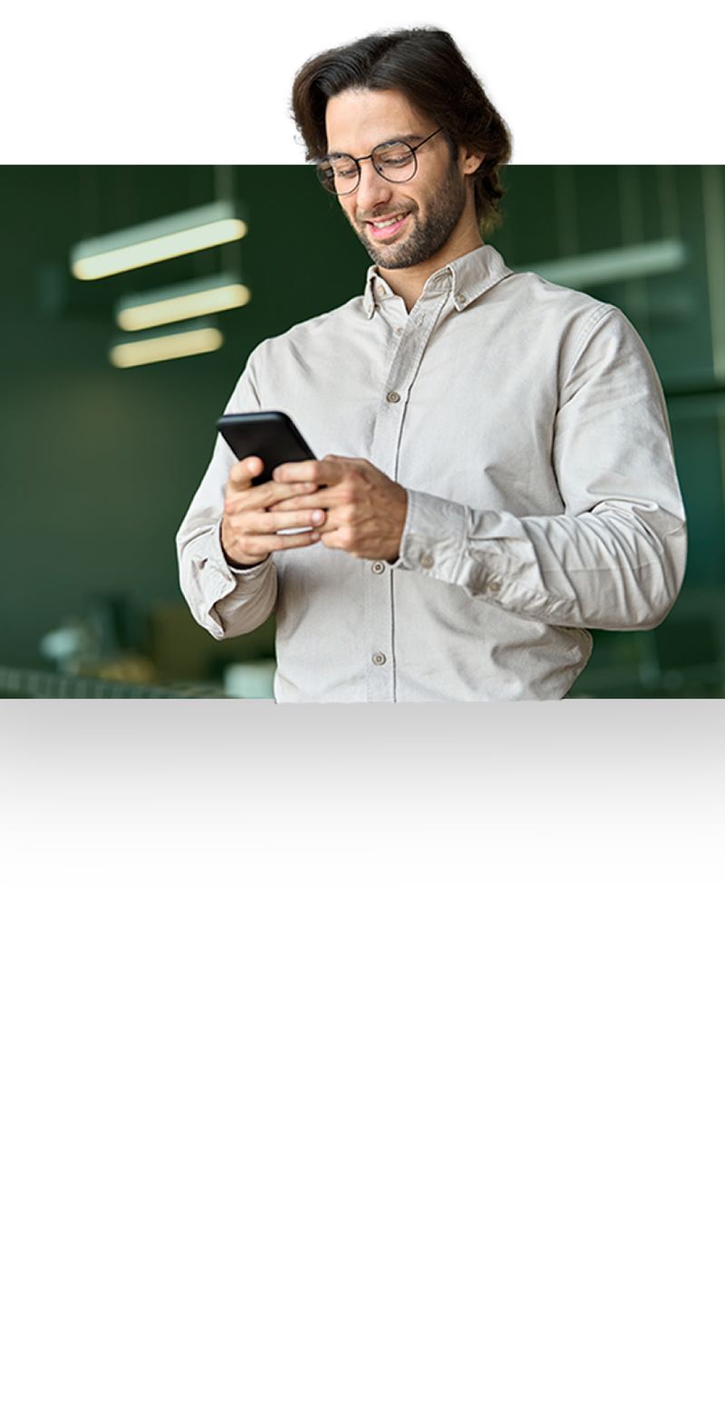 Führungskraft mit Smartphone in einem modernen Büro