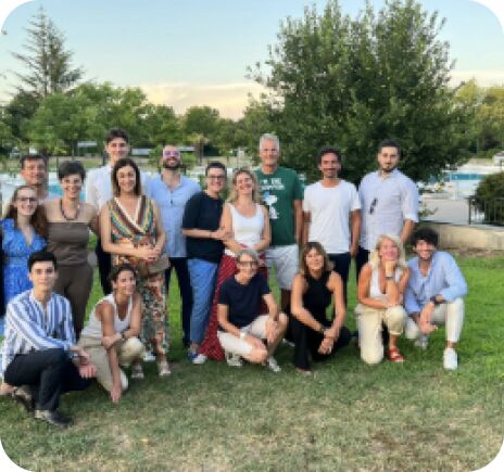 Foto grupal del equipo de Kilpatrick al aire libre