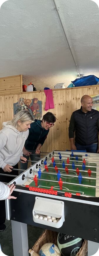 Colegas jugando futbolito