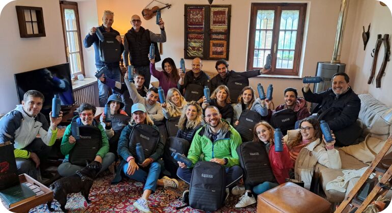 Equipo de Kilpatrick con artículos de la marca en un offsite
