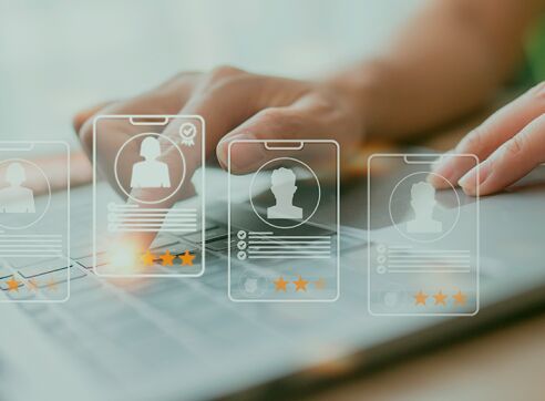 Hände wählen digitale Kandidatenprofile aus
