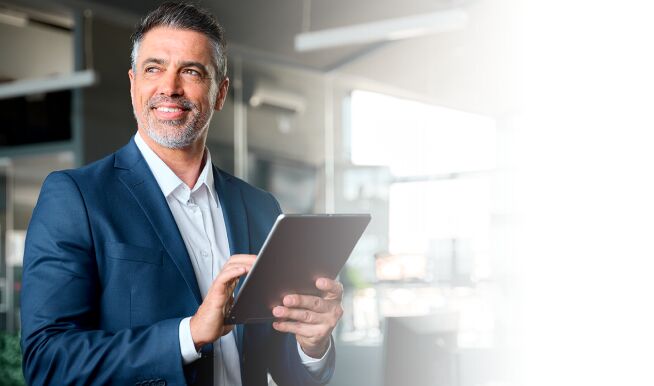 Führungskraft mit Tablet in einem modernen Büro
