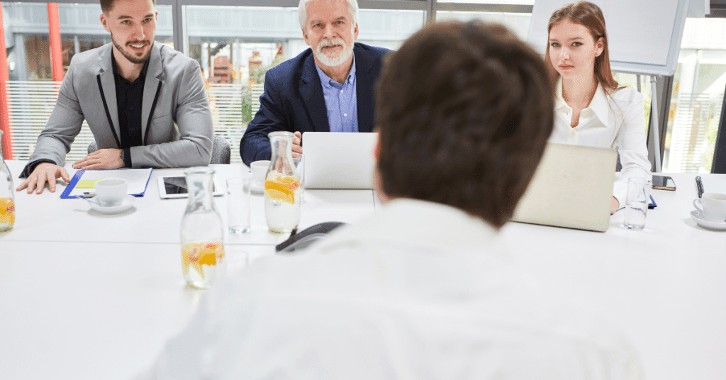 Alcune cacciatore di teste al tavolo in meeting