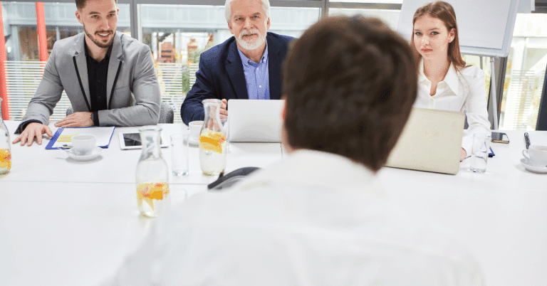 Alcune cacciatore di teste al tavolo in meeting