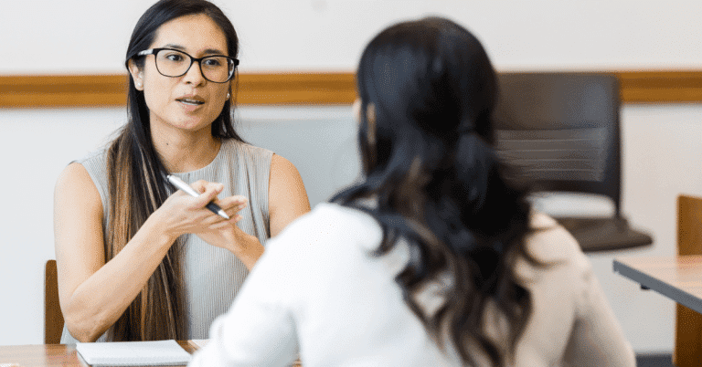 Professionista HR che conduce una consulenza approfondita utilizzando strumenti di valutazione AI per valutare le competenze e il potenziale dei dipendenti