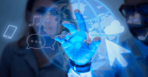 Líder de startups trabajando en estrategia con su equipo en un entorno digital en América Latina.