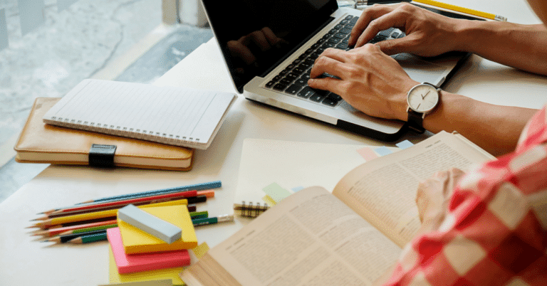 Personas capacitándose en estrategias de reskilling y upskilling en un ambiente laboral colaborativo.