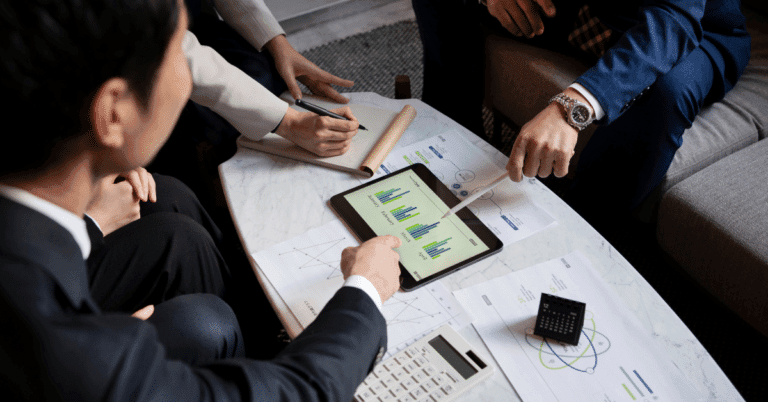 Manager e team discutono strategie di leadership per aziende partecipate da private equity