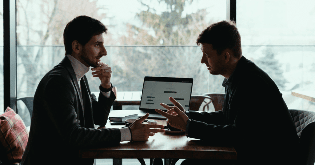 Discussione tra colleghi su strategie di feedback aziendale | Kilpatrick