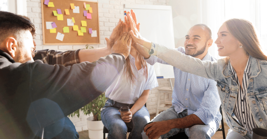 Un team aziendale collaborativo che rappresenta un ambiente di lavoro positivo e attrattivo.