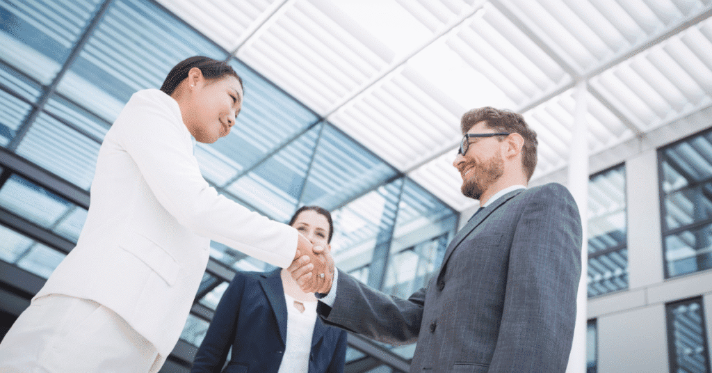 Esecutivi C‑level durante un periodo di transizione strategica in azienda, simbolo della “seconda ondata” di turnover in Italia – Kilpatrick