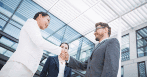 Esecutivi C‑level durante un periodo di transizione strategica in azienda, simbolo della “seconda ondata” di turnover in Italia – Kilpatrick