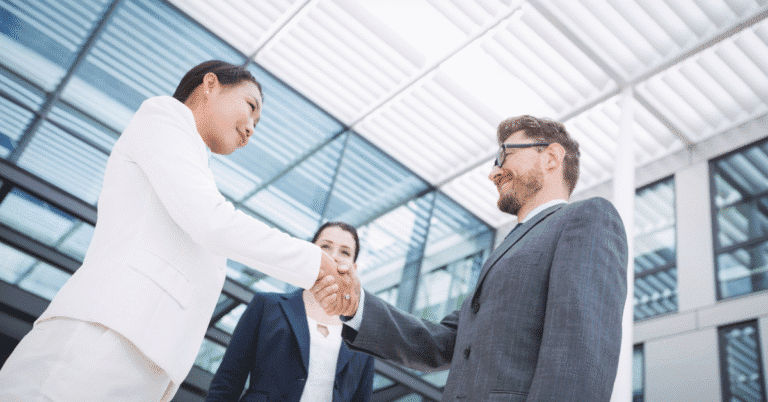 Esecutivi C‑level durante un periodo di transizione strategica in azienda, simbolo della “seconda ondata” di turnover in Italia – Kilpatrick