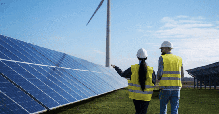 “Parque solar en México con técnicos especializados — energía renovable y talento local”