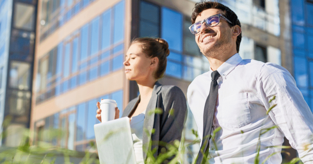 mpleados felices en oficina moderna como parte del salario emocional bajo la NOM-035, promoviendo bienestar laboral en México – Kilpatrick