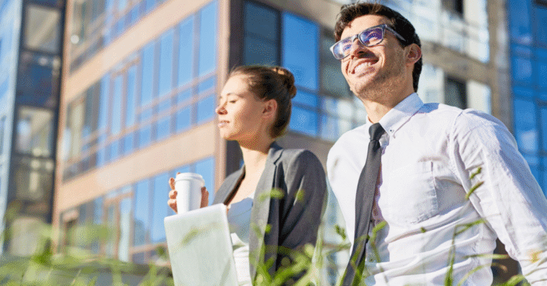 mpleados felices en oficina moderna como parte del salario emocional bajo la NOM-035, promoviendo bienestar laboral en México – Kilpatrick